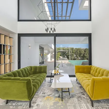 Luxury Five Bedroom With Sea View