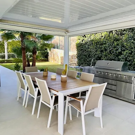 Luxury Five Bedroom With Sea View