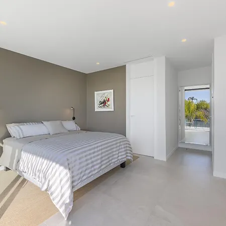 Luxury Five Bedroom With Sea View