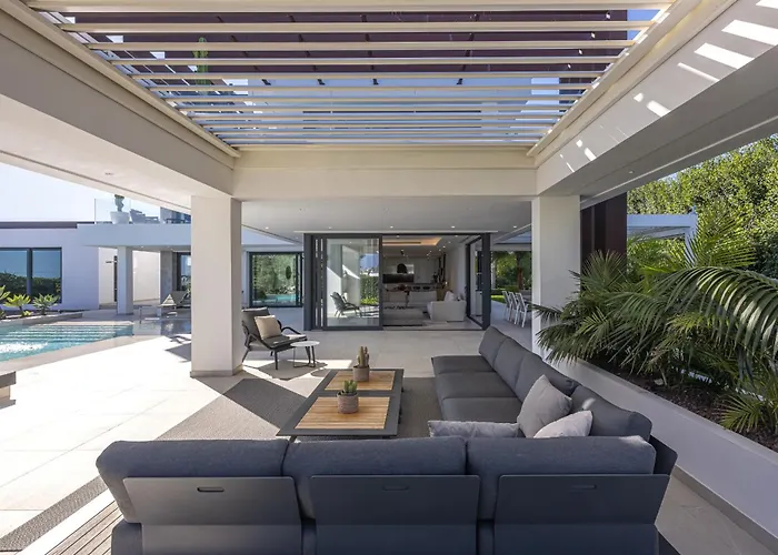 Luxury Five Bedroom With Sea View *