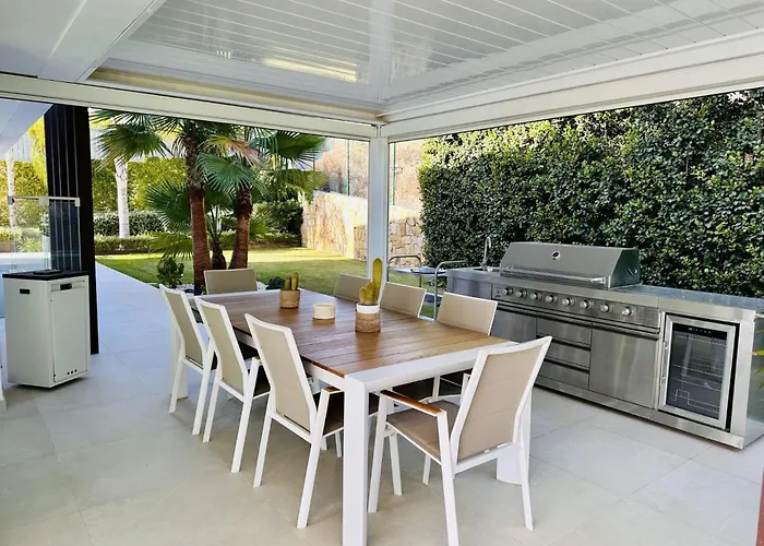 Luxury Five Bedroom With Sea View