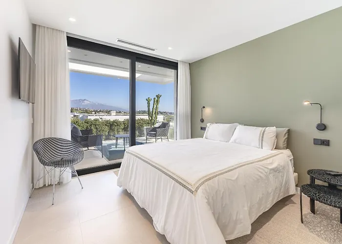 Luxury Five Bedroom With Sea View