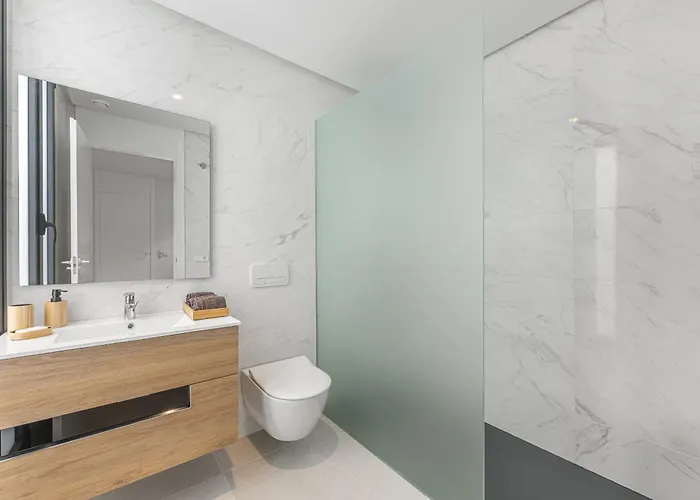 Luxury Five Bedroom With Sea View *