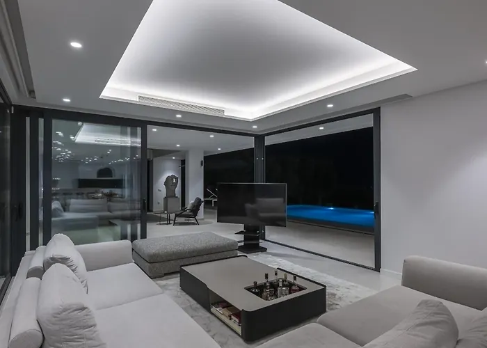 Luxury Five Bedroom With Sea View