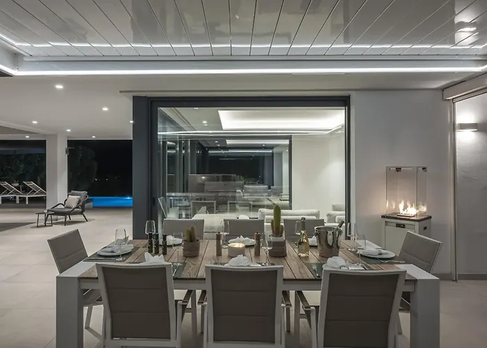 Luxury Five Bedroom With Sea View *