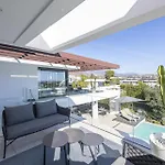 Luxury Five Bedroom With Sea View Villa *