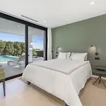 Luxury Five Bedroom With Sea View Villa *