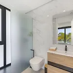 Luxury Five Bedroom With Sea View Villa *
