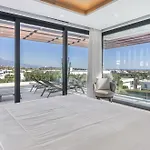 Luxury Five Bedroom With Sea View Villa *