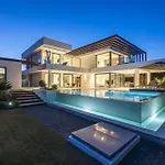 Luxury Five Bedroom With Sea View *