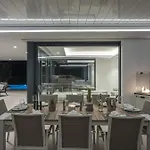 Luxury Five Bedroom With Sea View *