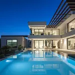 Luxury Five Bedroom With Sea View *