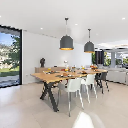 וילה Luxury Five Bedroom With Sea View אסטפונה