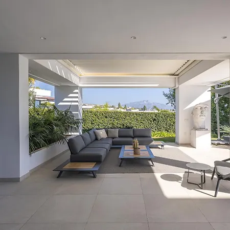 Luxury Five Bedroom With Sea View
