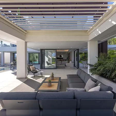 Luxury Five Bedroom With Sea View *