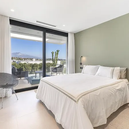 Luxury Five Bedroom With Sea View