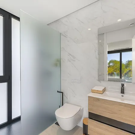 Luxury Five Bedroom With Sea View Vila *