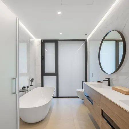 Luxury Five Bedroom With Sea View וילה