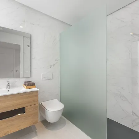 Luxury Five Bedroom With Sea View *