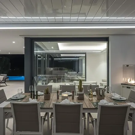 Luxury Five Bedroom With Sea View *