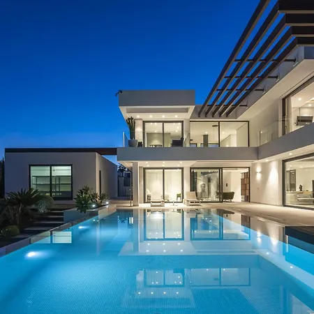 Luxury Five Bedroom With Sea View *