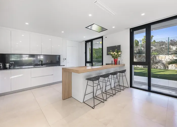 Luxury Five Bedroom With Sea View *