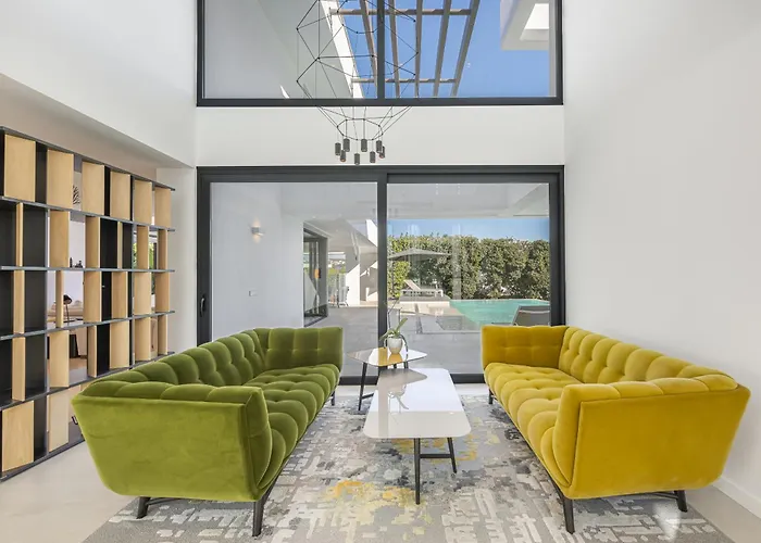 Luxury Five Bedroom With Sea View