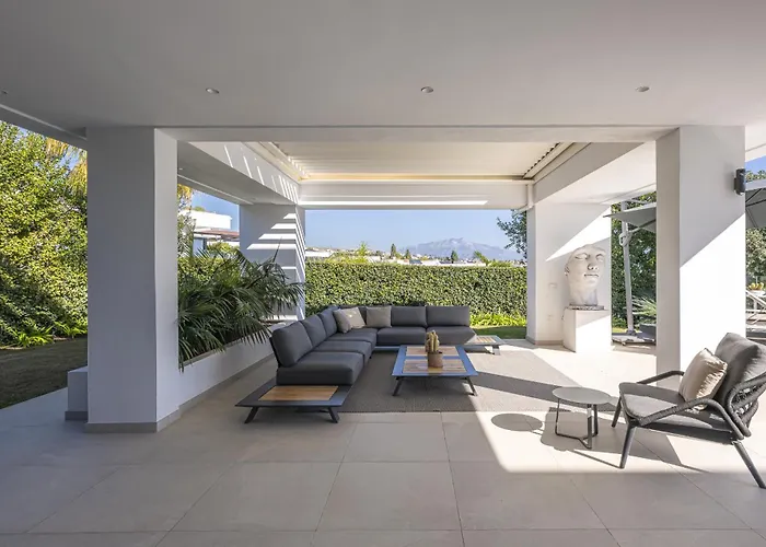 Luxury Five Bedroom With Sea View