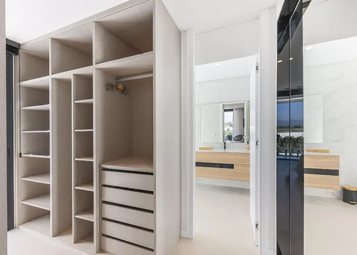 Luxury Five Bedroom With Sea View *