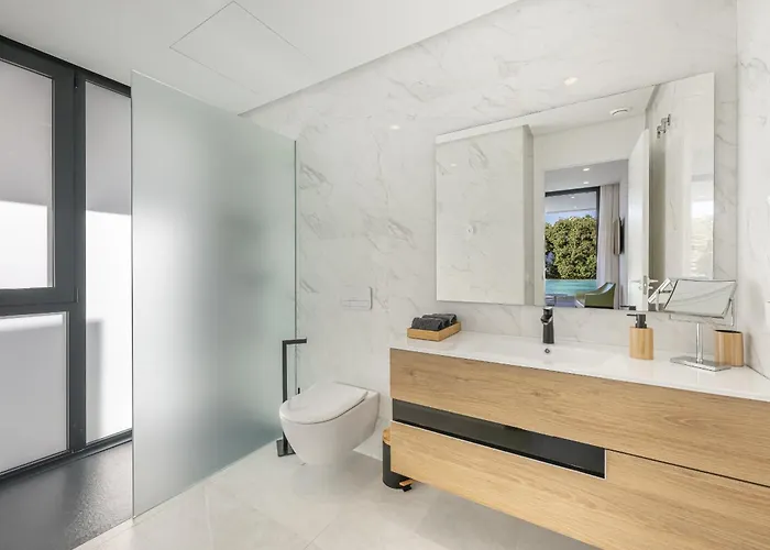 Villa Luxury Five Bedroom With Sea View *