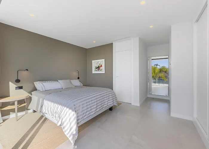 Luxury Five Bedroom With Sea View