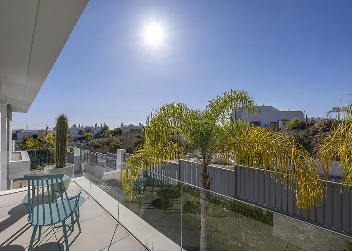 Luxury Five Bedroom With Sea View *