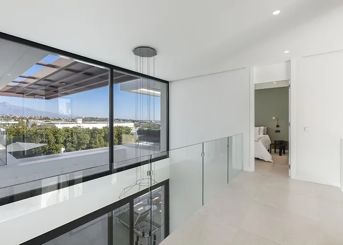 Luxury Five Bedroom With Sea View *