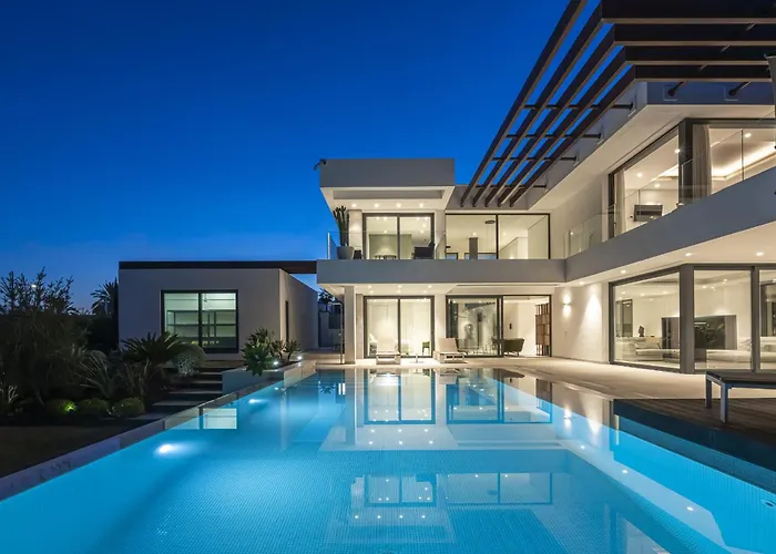 Luxury Five Bedroom With Sea View *