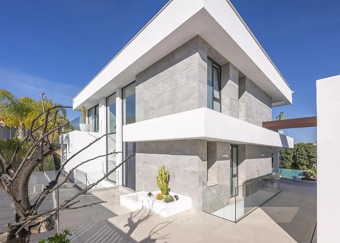 Luxury Five Bedroom With Sea View *